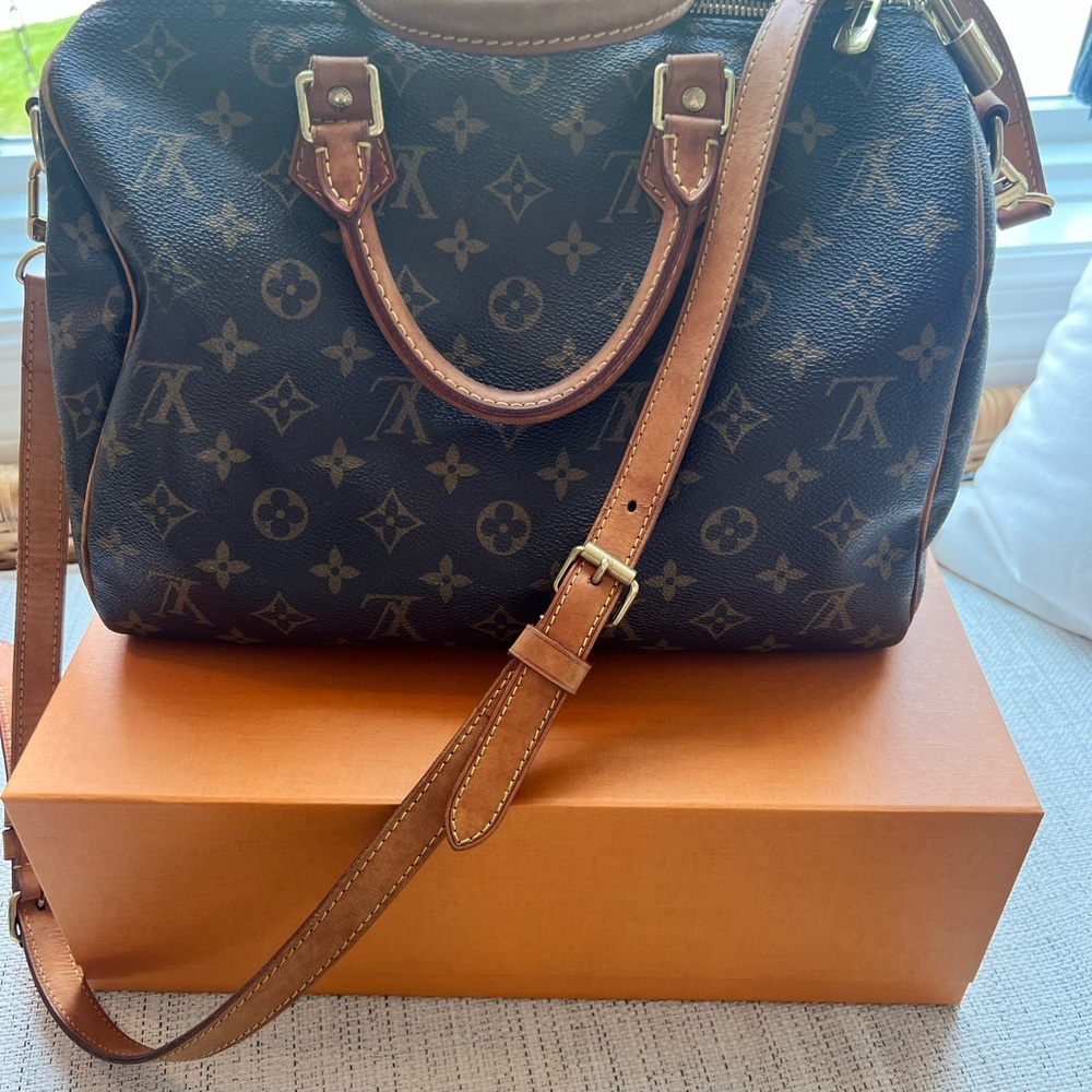 The Speedy Bandoulière 30 in signature Monogram canvas.  Comes with strap. - Picture 2 of 11